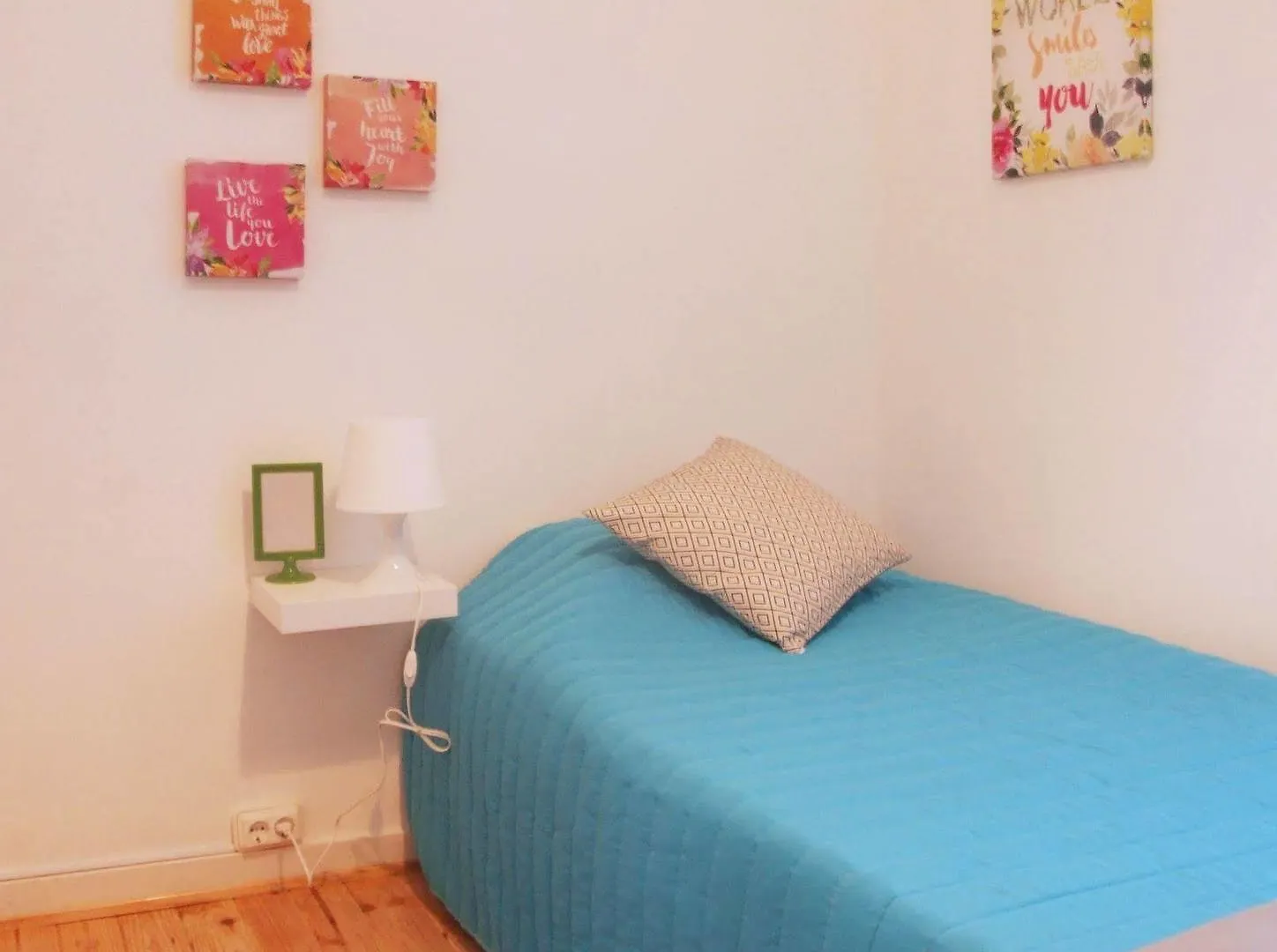 Fly To Lisbon Hostel