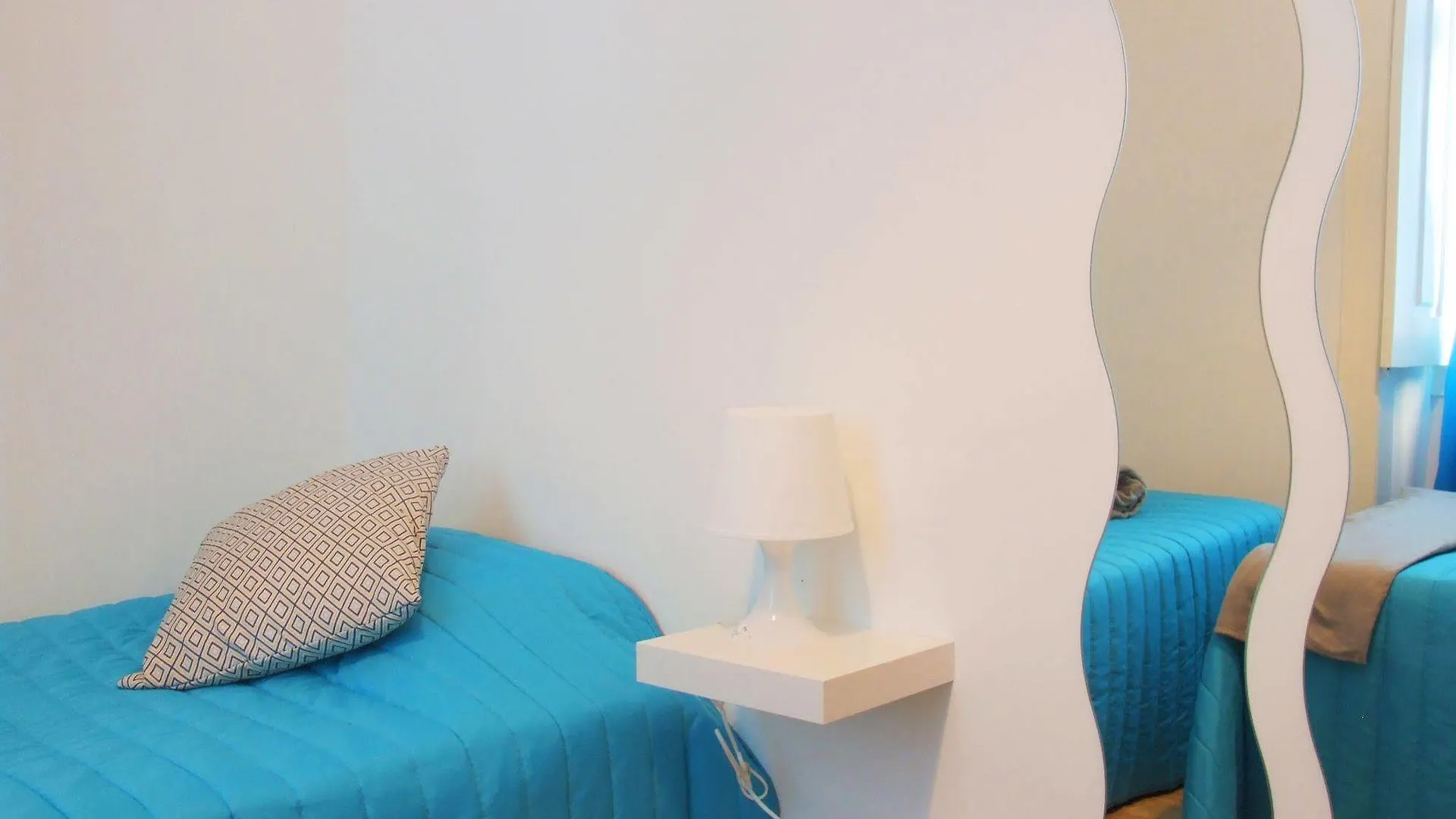 Fly To Lisbon Hostel